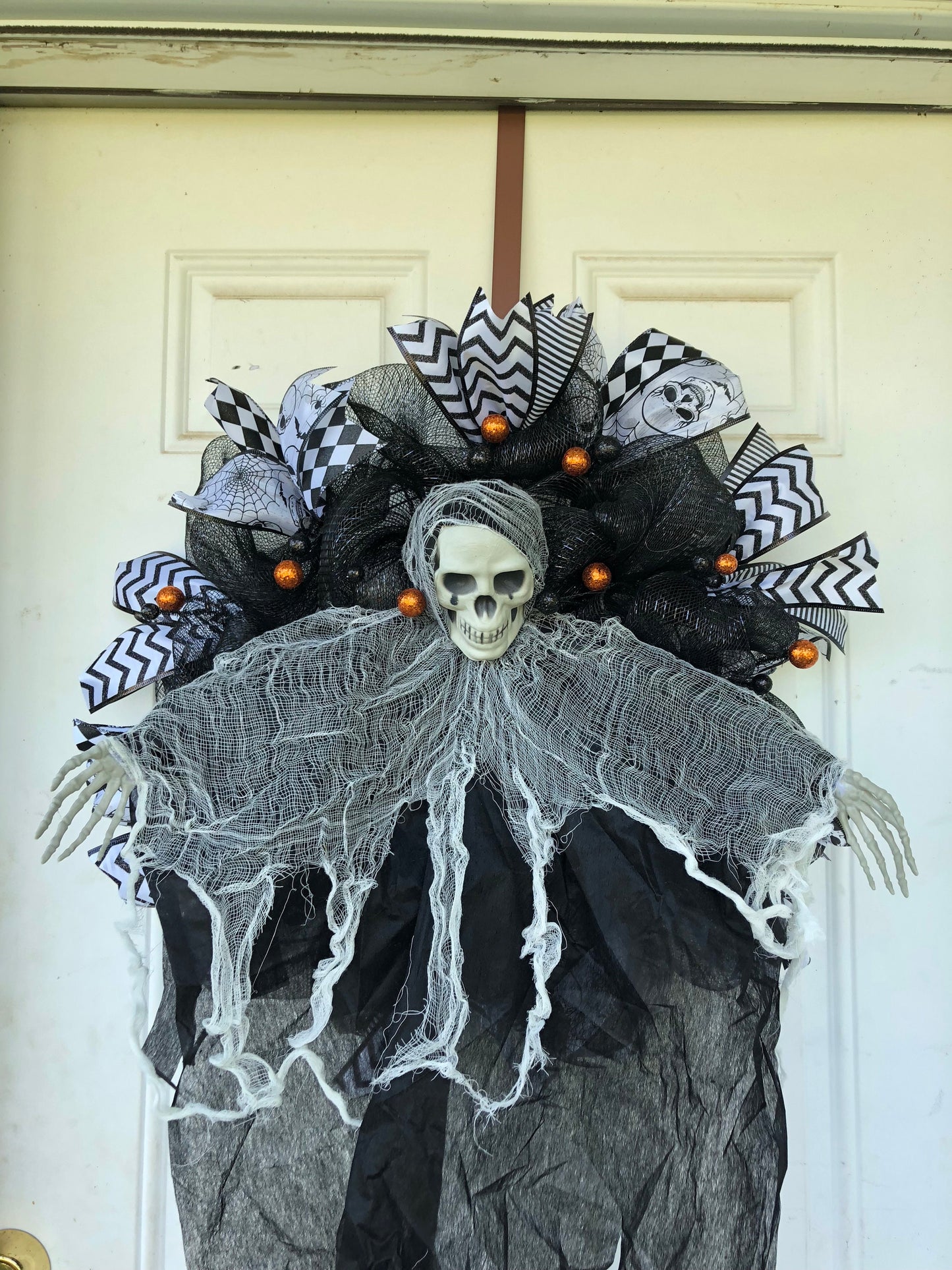spooky Halloween wreath, fall holiday  wreath, skeleton  wreath, Halloween door hanger