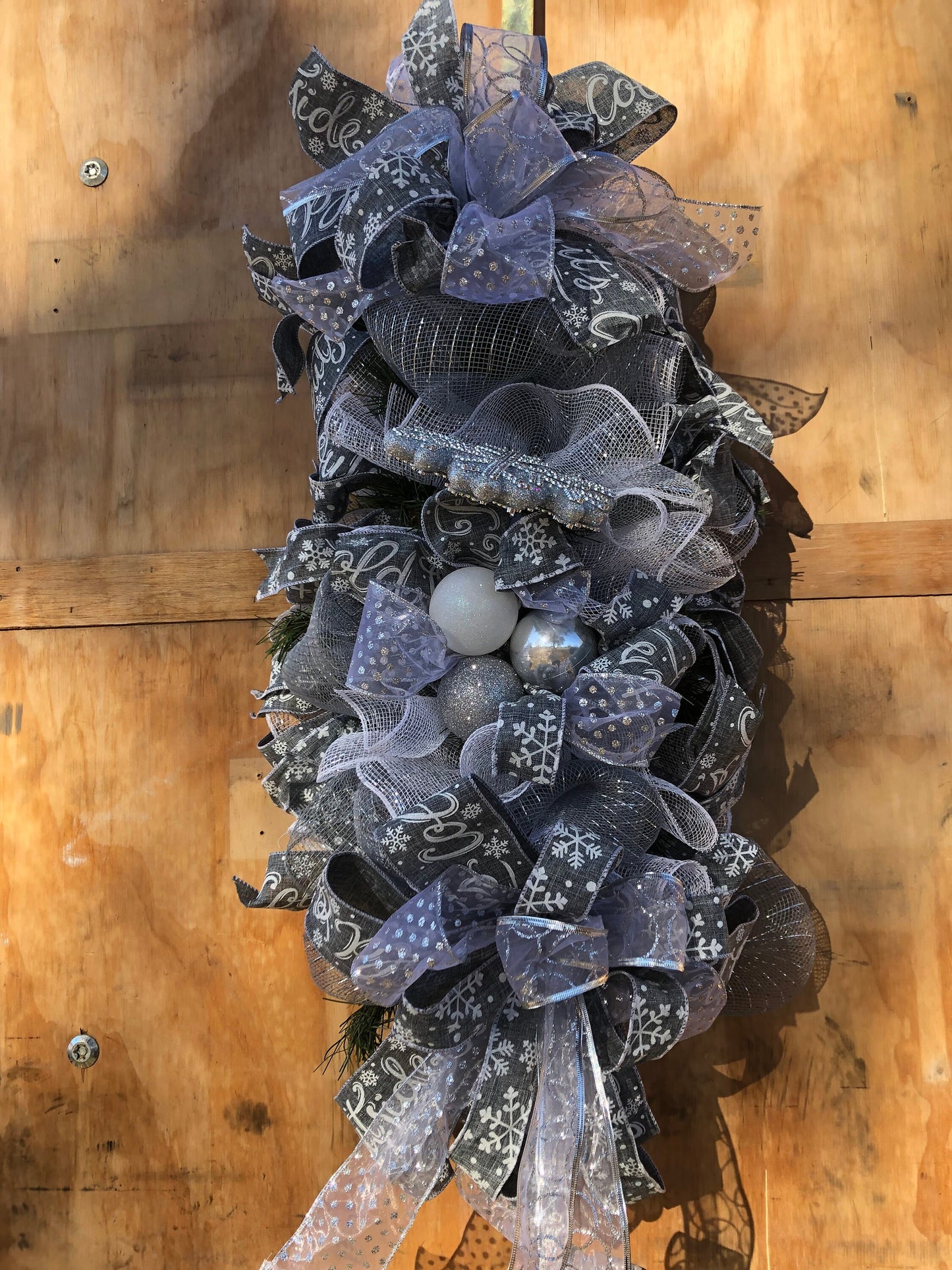 Christmas swag, snowflake swag, silver and white snowflake swag, Christmas door decor, snowflake door swag