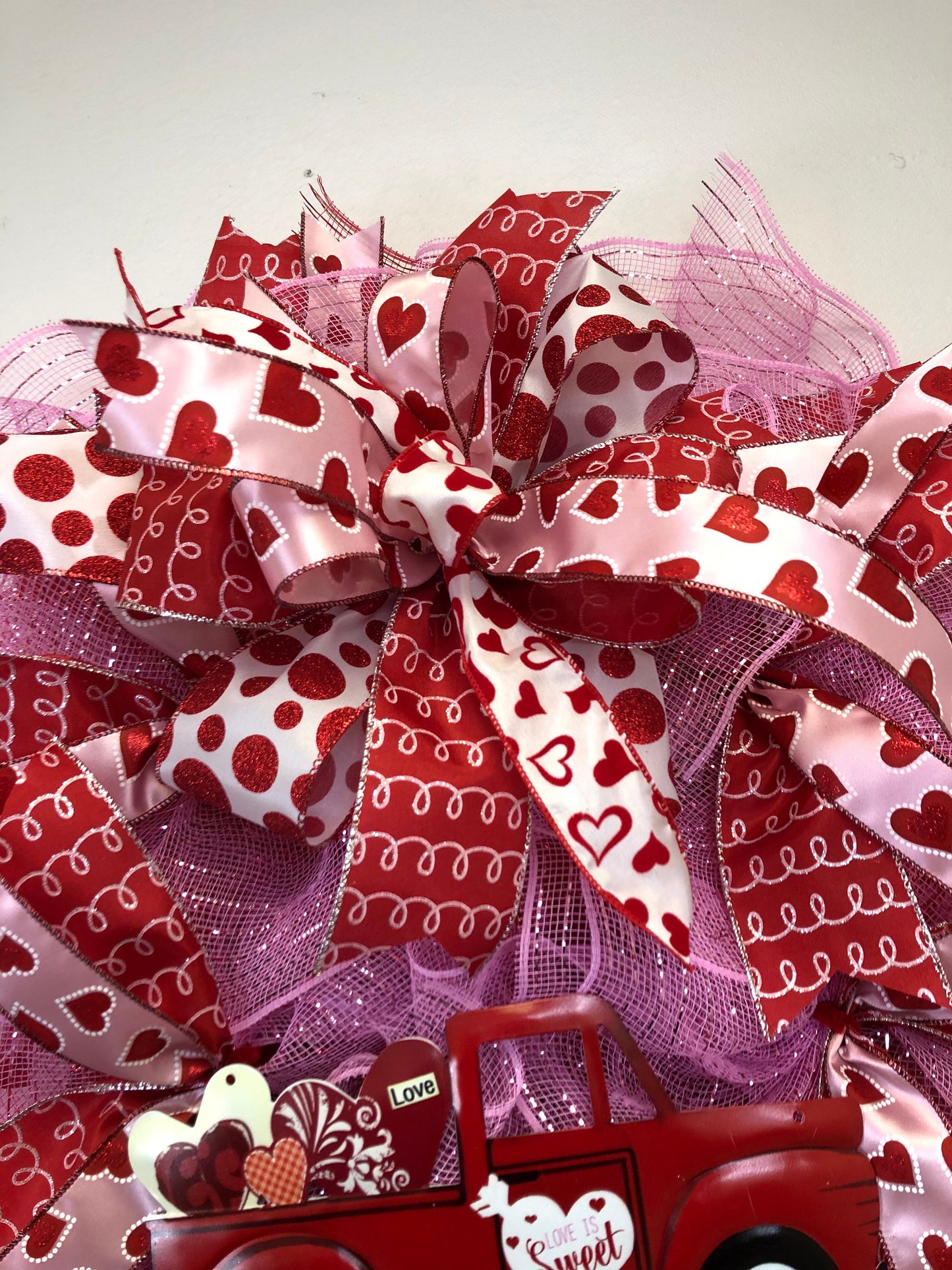 Valentines wreath, valentines truck wreath, pink and red wreath, valentines decor, porch decor, front door wreath